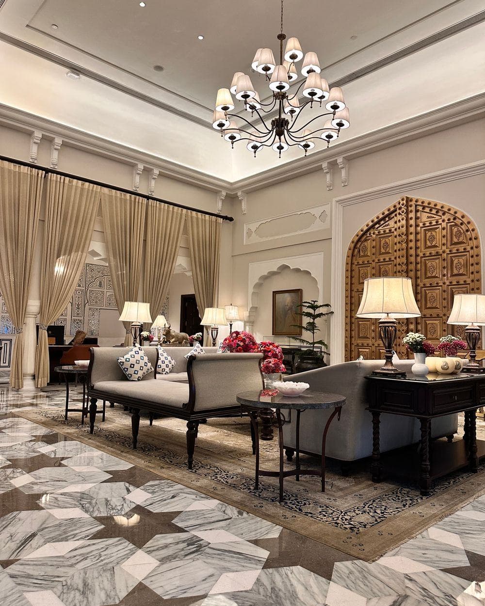 Hotellobby mit Kronleuchter und Sitzgruppen