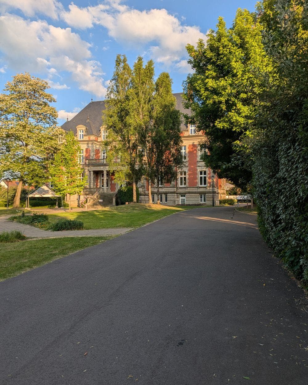 Auffahrt zu einem Herrenhaus im Park