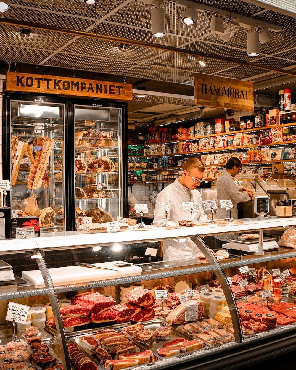 Bedientheke einer Metzgerei mit Fleisch und Wurst