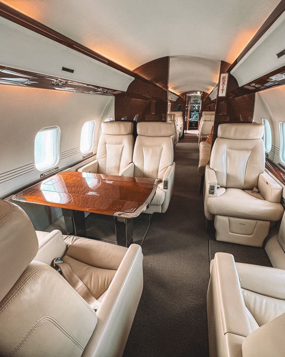 Kabine eines Privatjets mit Ledersesseln