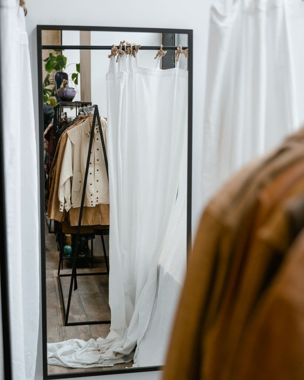 Umkleide einer Boutique mit Leinenvorhang